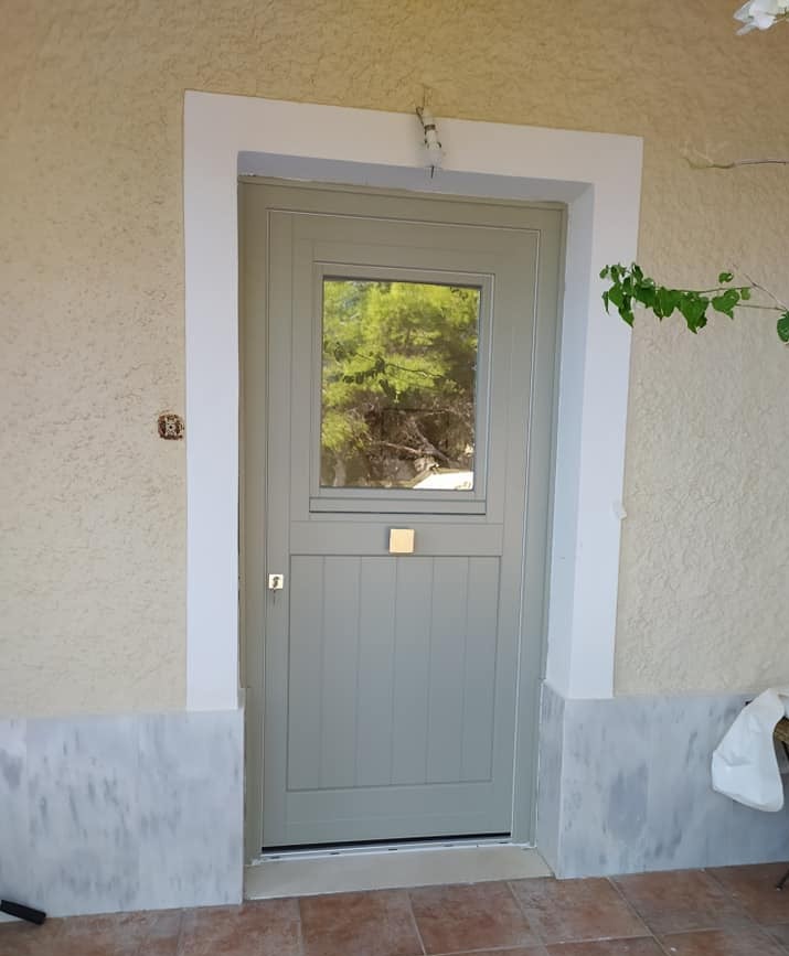 Ξύλινη εξώπορτα