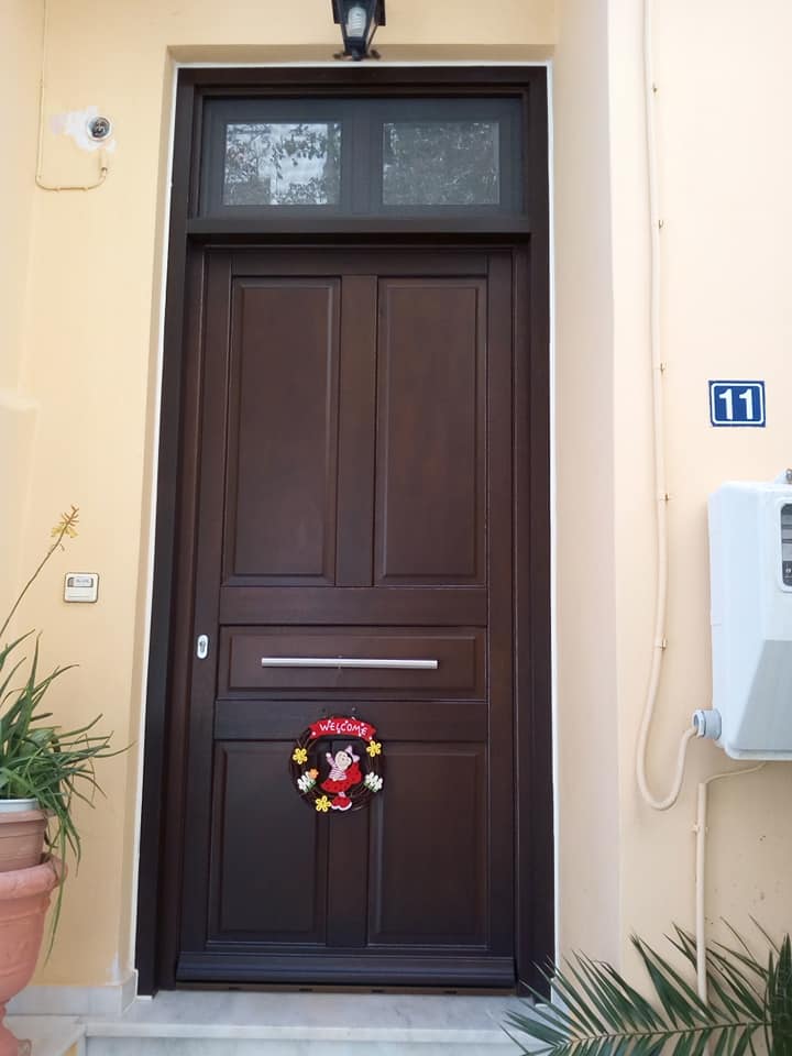 Ξύλινη εξώπορτα