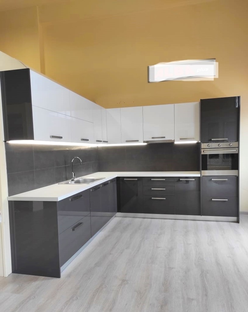 Εκθεσιακή κουζίνα