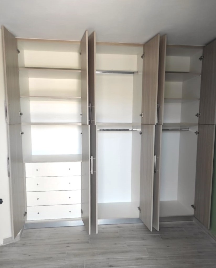 Ντουλάπα σε χρώμα ξύλου