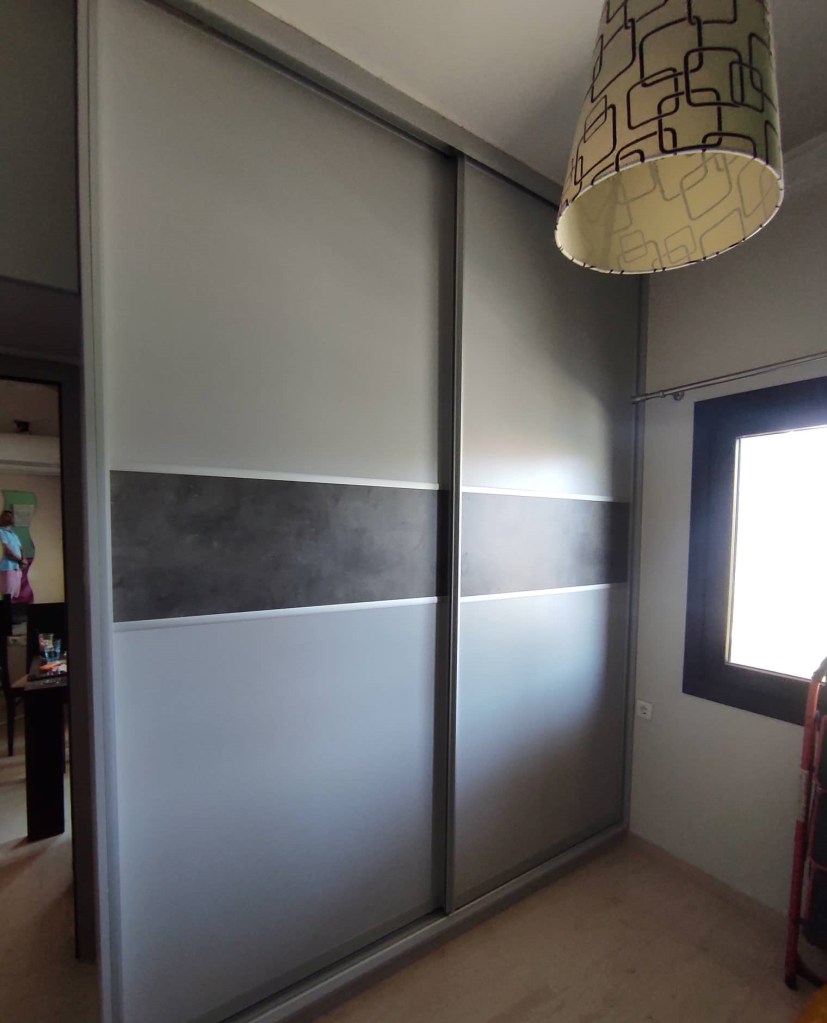 Συρόμενη ντουλάπα