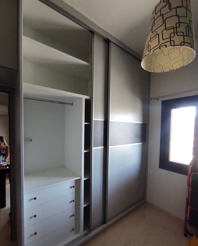 Συρόμενη ντουλάπα